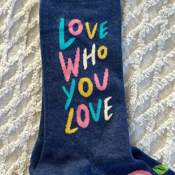 Blue Q Mens Cotton Crew Socks Love Who You Love - Picture 4 of 9
